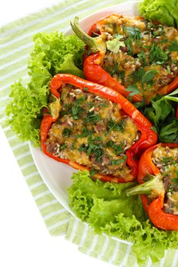 Peçete üzerinde plaka üzerinde kırmızı biber dolması yakın çekim