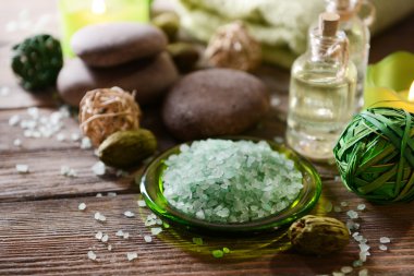 Ahşap arka planda spa tedavisinin bileşimi