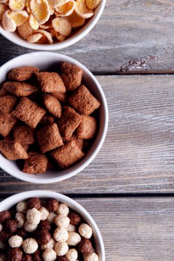 Çeşitli tatlı Hububat Ürünleri ahşap arka plan üzerinde seramik kaseler