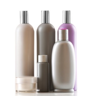 Beyaz arkaplanda izole edilmiş kozmetik şişeler