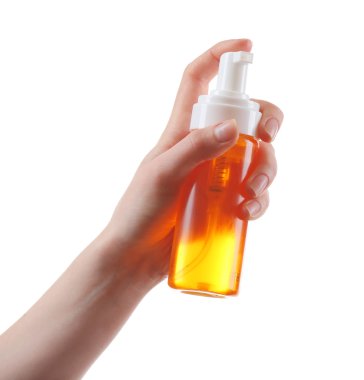 El ile üzerine beyaz izole kozmetik şişe