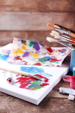 Profesyonel sanat malzemeleri ahşap arka plan üzerinde