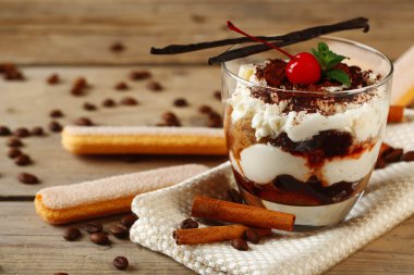 Cam, peçete, ahşap arka plan üzerinde leziz tiramisu tatlı