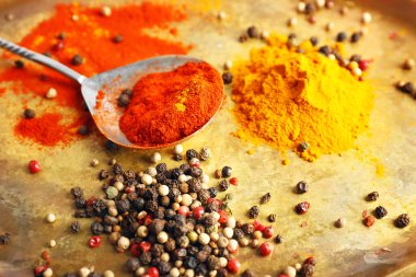 Çeşitli baharatlar metal tepsi arka planda, makro görünümü