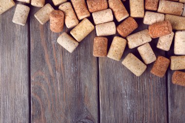 Rustik ahşap plakalar arka plan üzerinde şarap mantarlar