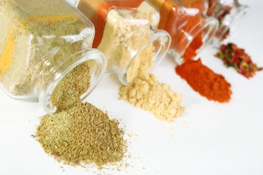 Baharat beyaz izole cam şişelerde çeşitleri