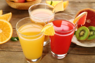 Ahşap masa üzerinde meyve ile taze meyve suları