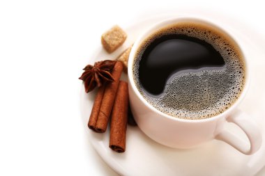 Beyaz üzerine izole edilmiş bir fincan kahve.