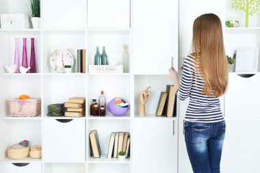 Dolapta, modern iç oda bir şey kadın