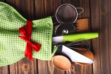 Mutfak eşyaları mitten ahşap plakalar arka plan üzerinde içinde dizi