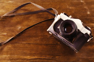 Ahşap arkaplanda eski fotoğraf makinesi