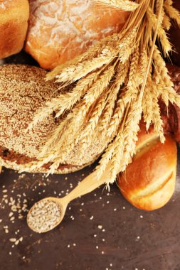 Kulakları ve ahşap arka plan ayçiçeği tohumu ile farklı ekmek