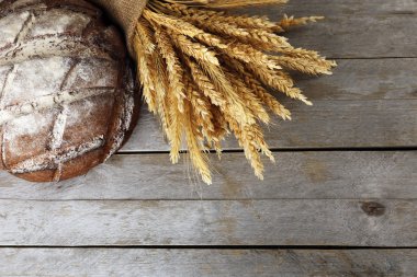 Ahşap arka plan üzerinde kulakları ile ekmek