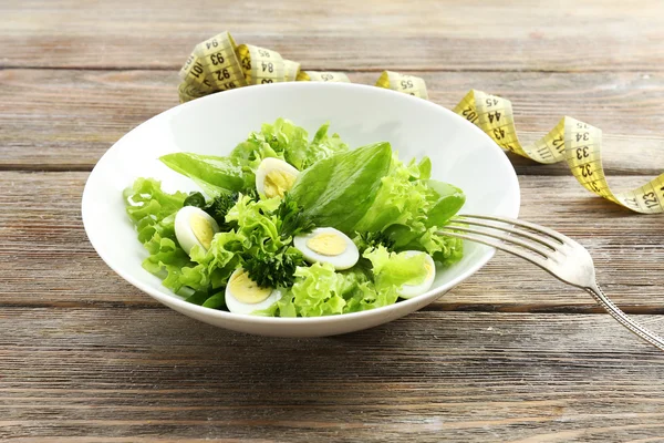 Salada com ovo de codorna e manjericão em placa no fundo da mesa de madeira rústica — Fotografia de Stock