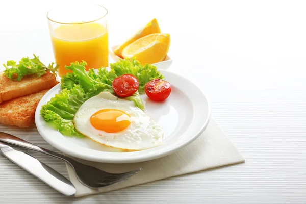 Bacon et oeufs sur fond de table en bois couleur — Photo