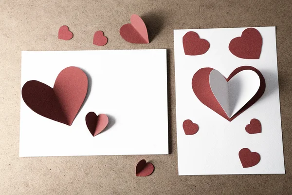 Hermosas tarjetas postales hechas a mano con corazones de papel sobre fondo de madera de color —  Fotos de Stock