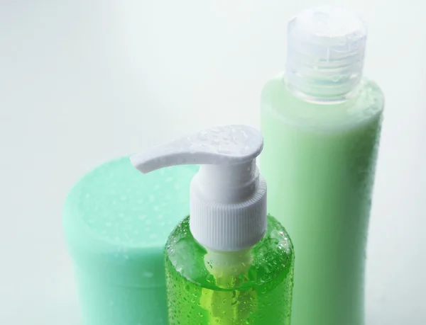 Botellas de cosméticos aislados en blanco — Foto de Stock