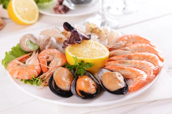 Makanan laut lezat di piring di atas meja close-up — Stok Foto