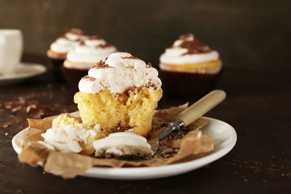 Deliciosos cupcakes na mesa close-up — Fotografia de Stock