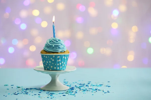 Delizioso cupcake sul tavolo su sfondo chiaro — Foto Stock