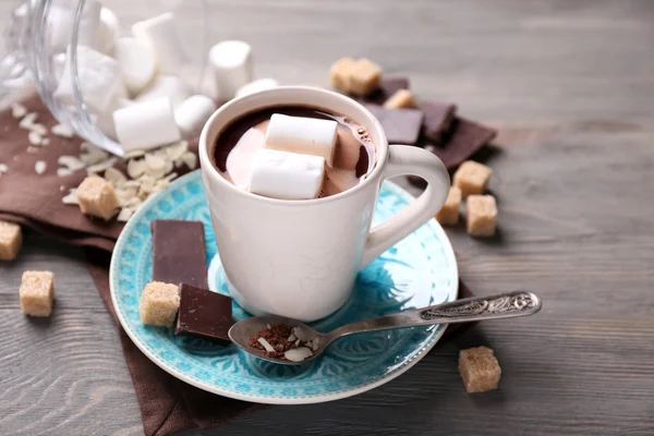 热巧克力和果汁软糖在杯子里，颜色木制背景 — 图库照片