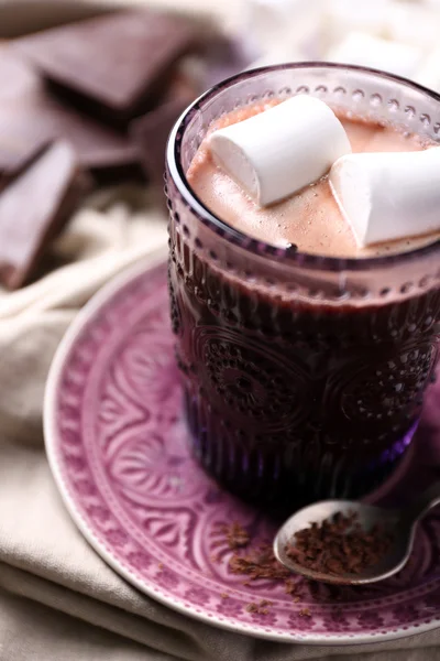 Heiße Schokolade mit Marshmallows im Glas, auf farbigem Holzgrund — Stockfoto