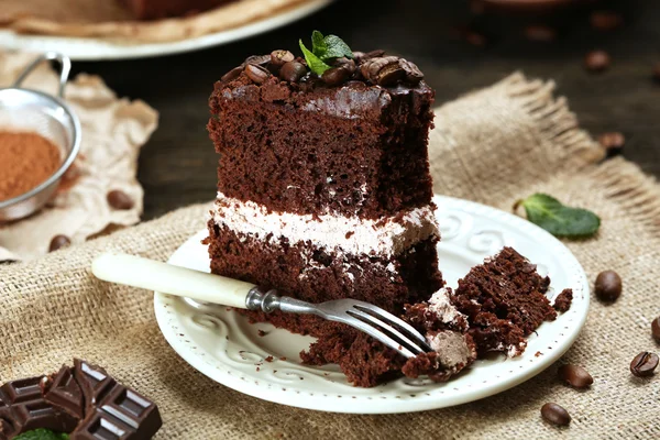 Πεντανόστιμο κέικ σοκολάτας στο κοντινό τραπέζι — Φωτογραφία Αρχείου