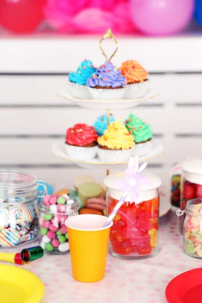 Prepared birthday table with sweets for children party — Stock Photo, Image