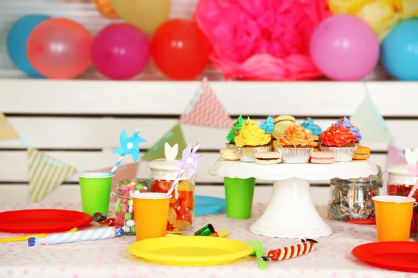 Prepared birthday table with sweets for children party — Stock Photo, Image