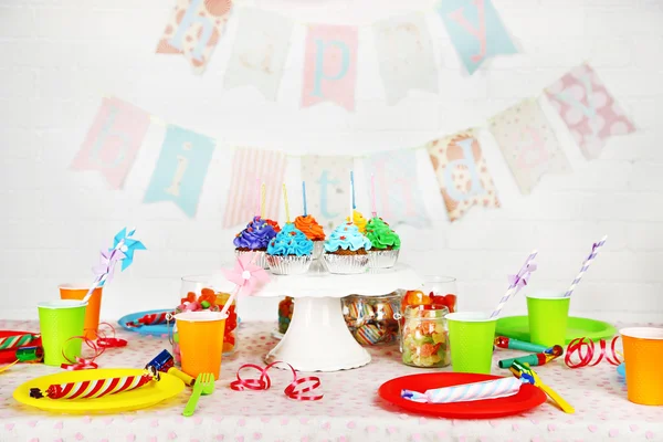 Mesa de cumpleaños preparada con dulces para fiestas infantiles — Foto de Stock