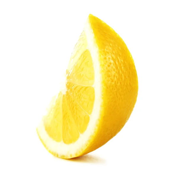 Tranche de citron juteuse isolée sur blanc — Photo