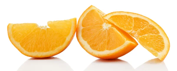 Saftige Orangenscheiben isoliert auf weiß — Stockfoto