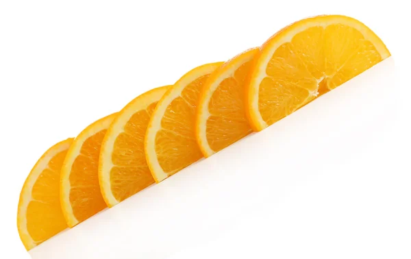 Succose fette di arancia isolate su bianco — Foto Stock
