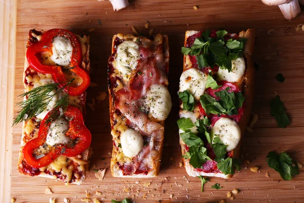 Diversi panini con verdure e formaggio sul tagliere da vicino — Foto Stock