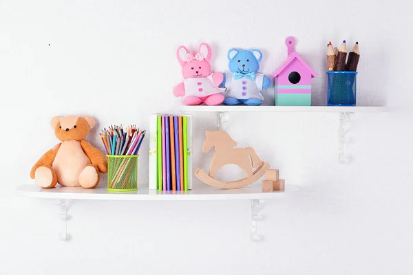 Estantes con juguetes en el primer plano de la habitación infantil — Foto de Stock