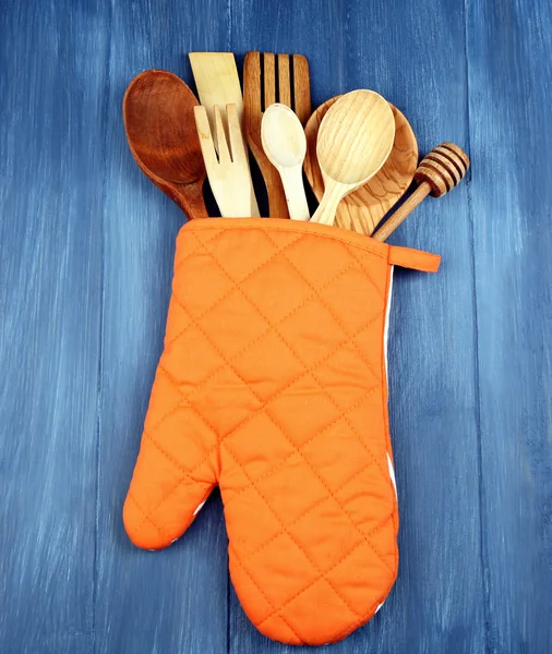 Potholder ahşap arka plan üzerinde farklı mutfak gereçleri