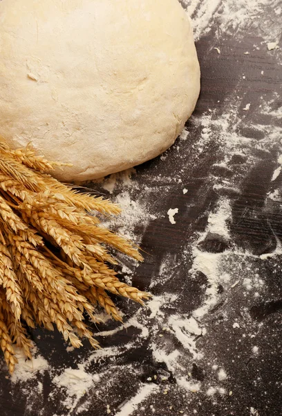 Membuat roti dengan latar belakang meja kayu — Stok Foto