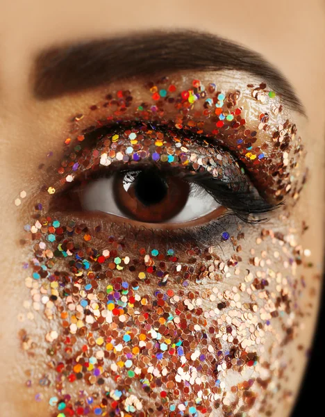 Kvinnliga ögat med fancy glitter makeup, makro Visa — Stockfoto