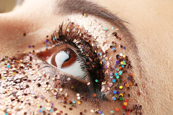 Kvinnliga ögat med fancy glitter makeup, makro Visa — Stockfoto