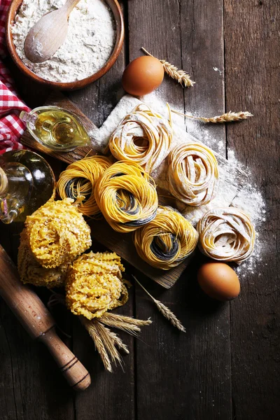 Still life of preparing pasta on rustic wooden background — Stock Photo, Image