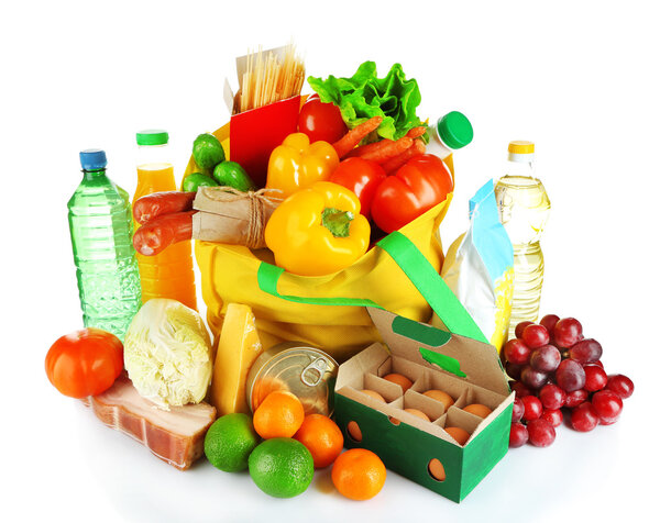 Мешок с набором продуктов, изолированных на белом фоне

