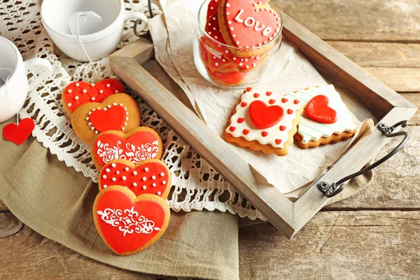 Печенье в форме сердца на день Святого Валентина на деревянном фоне — стоковое фото