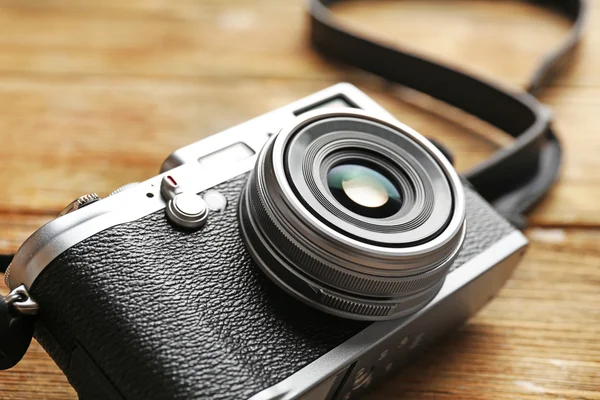 Retro-Kamera auf Holzplanken Hintergrund — Stockfoto