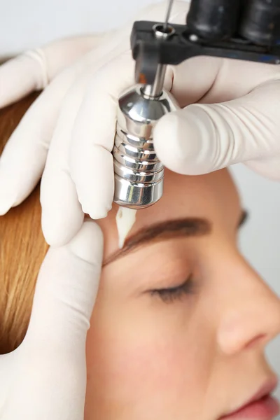 Kosmetolog att göra permanent makeup, närbild — Stockfoto