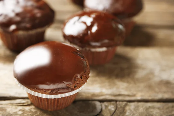 Muffins de chocolate caseiros saborosos na mesa de madeira — Fotografia de Stock