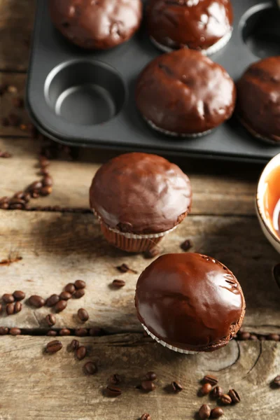 Deliciosas magdalenas de chocolate caseras sobre mesa de madera —  Fotos de Stock