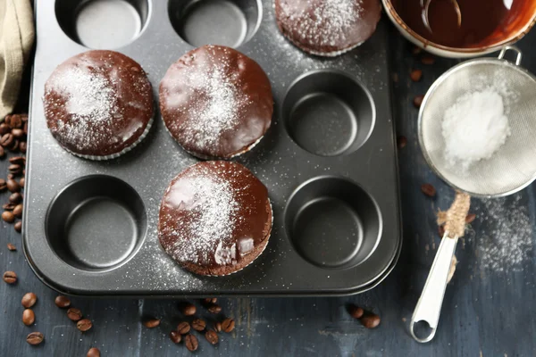 Composizione con gustosi muffin al cioccolato fatti in casa — Foto Stock