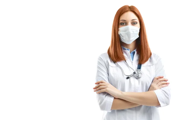 Jovem médico bonito em máscara médica isolado em branco — Fotografia de Stock