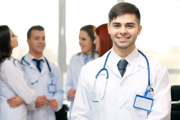 Médico masculino atraente com equipe na sala de conferências — Fotografia de Stock