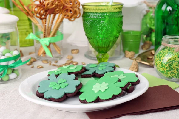 Sammansättningen för St Patrick Day med godis på bordet på nära håll — Stockfoto